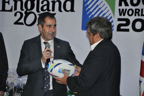 Presentando la pelota oficial de la Copa Mundial de Rugby de Inglaterra al Presidente de la Unión de Rugby del Paraguay