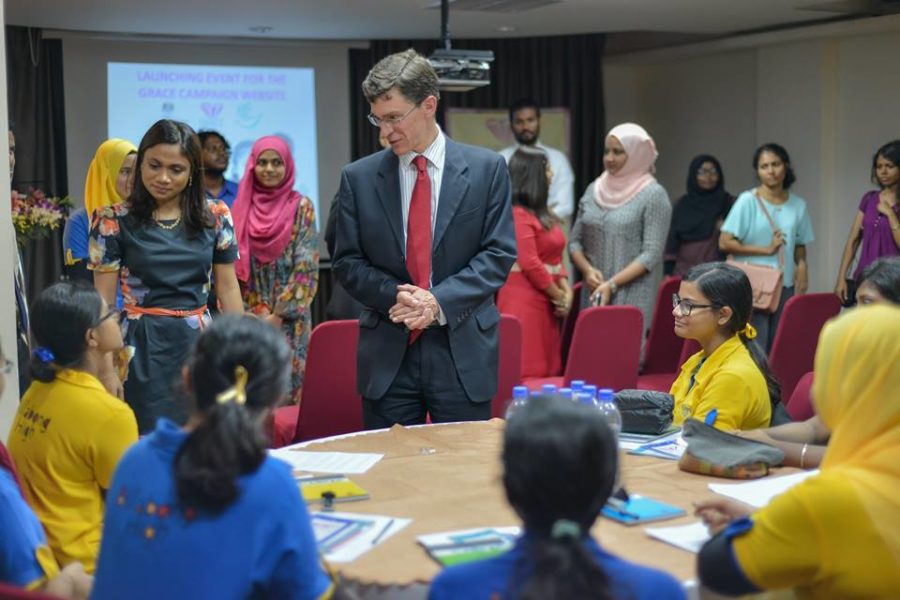 British High Commissioner James Dauris visited a programme conducted by "Advocating the Rights of Children" in the Maldives. 