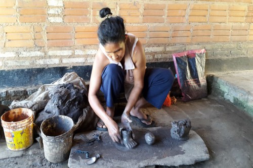 Artesana de la zona de Tobatí trabajando en figuras de cerámica