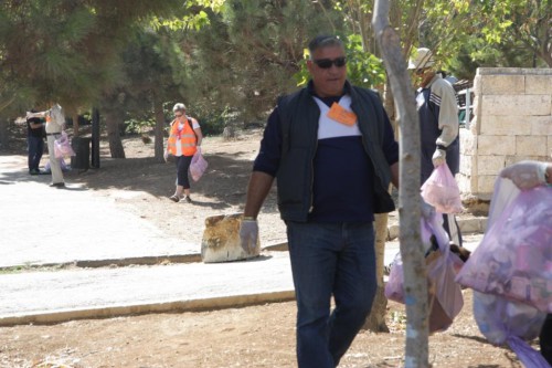 Brtish Embassy staff picking up litter at the King Hussein Park.