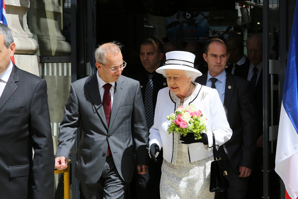 Sir Peter Ricketts avec Sa Majesté La Reine à Paris Gare du Nord