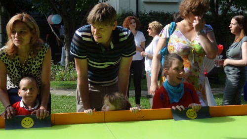 Посланик Джонатан Алън с деца със специални нужди, играещи адаптиран крикет