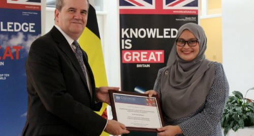 Presenting Siti Nurfateha with her pre-departure certificate