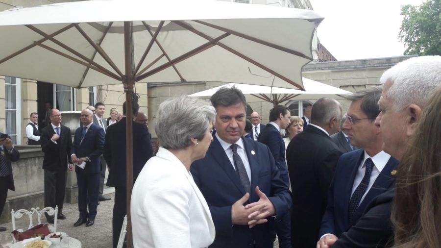 Premijerka Theresa May susrela se sa dr Denisom Zvizdićem, predsjedavajućim Vijeća ministara Bosne i Hercegovine tokom Samita o Zapadnom Balkanu u Londonu