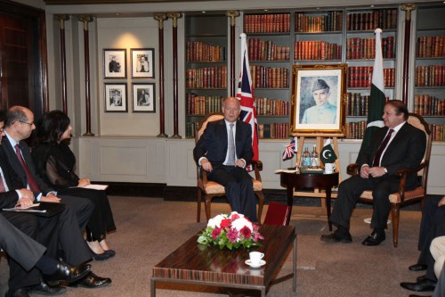 British Foreign Secretary with Pakistani Prime Minister