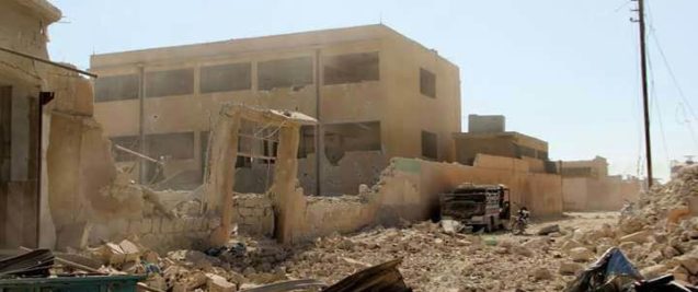الدمار يلحق بمدرسة في إدلب جراء القصف
