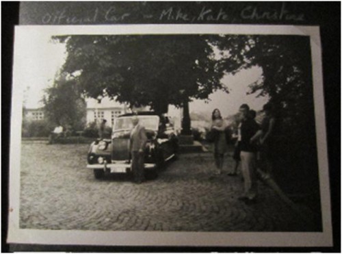 Официалната кола на посланик Уилям Харпхамс и неговият шофьор Васил, 1964 г.