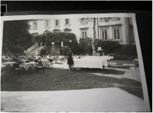 Градината на резиденцията, в подготовка за бал с японски фенери. На преден план Кристин Харпхамс, дъщеря на посланик Харпхамс