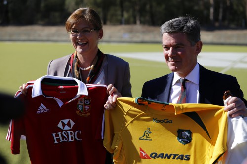Australian Sports Minister Kate Lundy and UK Sports Minister Hugh Robertson MP make a sporting wager