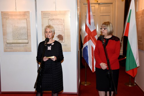 Британският посланик Ема Хопкинс и председателят на Народното събрание Цацка Цачева откриват изложбата, посветена на Магна Харта в българския парламент, 18 юни 2015 г.