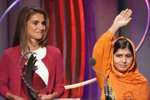 Queen Rania presents Malala Yousafzai with an award for leadership - Photo (abc.net.au)