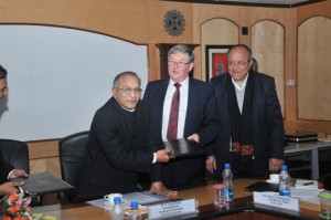 Indian Science Minister Jaipal Reddy, RSC Immediate Past President David Phillips and Professor Samir Brahmachari, Director General, CSIR at the signing ceremony in New Delhi.