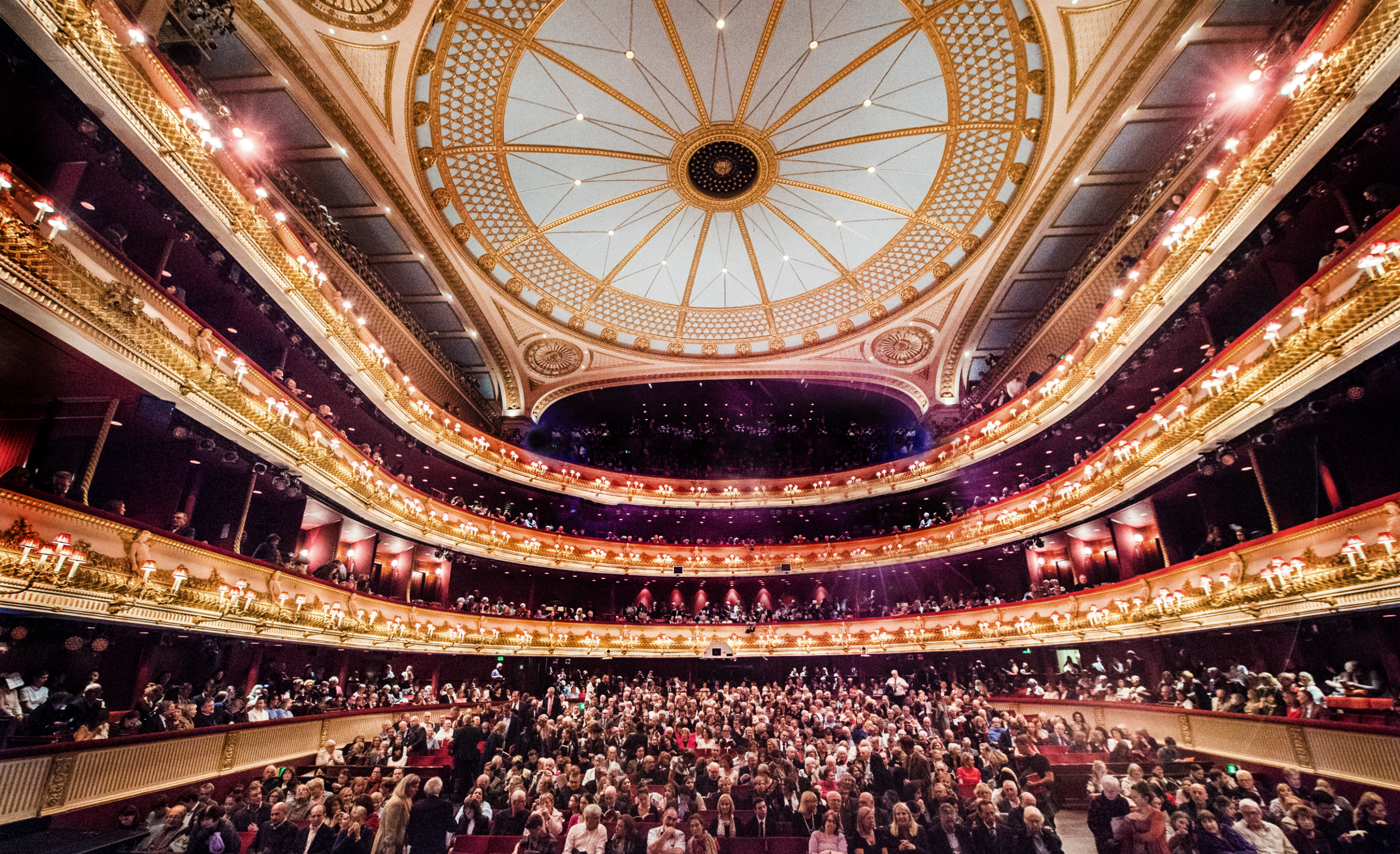 Театр вмещал зрителей. Королевский оперный театр Ковент-Гарден. Лондон опера Ковент Гарден. Королевский театр Ковент-Гарден, Лондон, Великобритания. Театр Ковент-Гарден сцена.