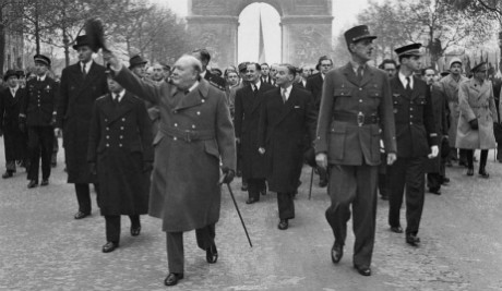 Charles De Gaulle et Winston Churchill descendent les Champs Elysées le 11 novembre 1944.