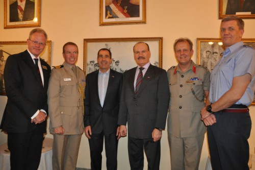 Junto con el Ministro de Defensa Nacional (tercero a la derecha) y militares Británicos