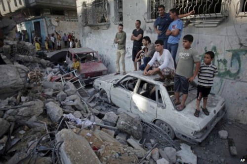 Palestinians look at the damage to a destroyed house in Rafah refugee camp, southern Gaza Strip (Photo: AP)