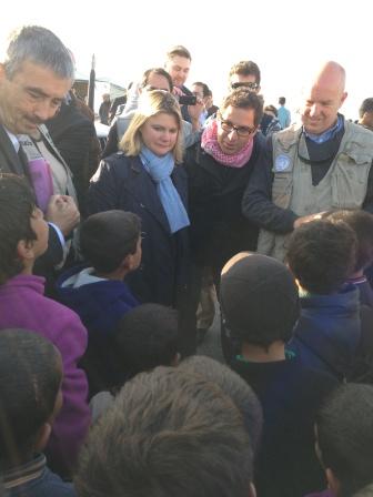 وزيرة التنمية الدولية جوستين غرينينغ أثناء زيارتها لمخيم الزعتري