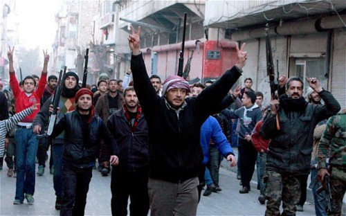 مدنيين سوريين خلال تظاهرة ضد مقاتلي داعش. الصورة: رويترز